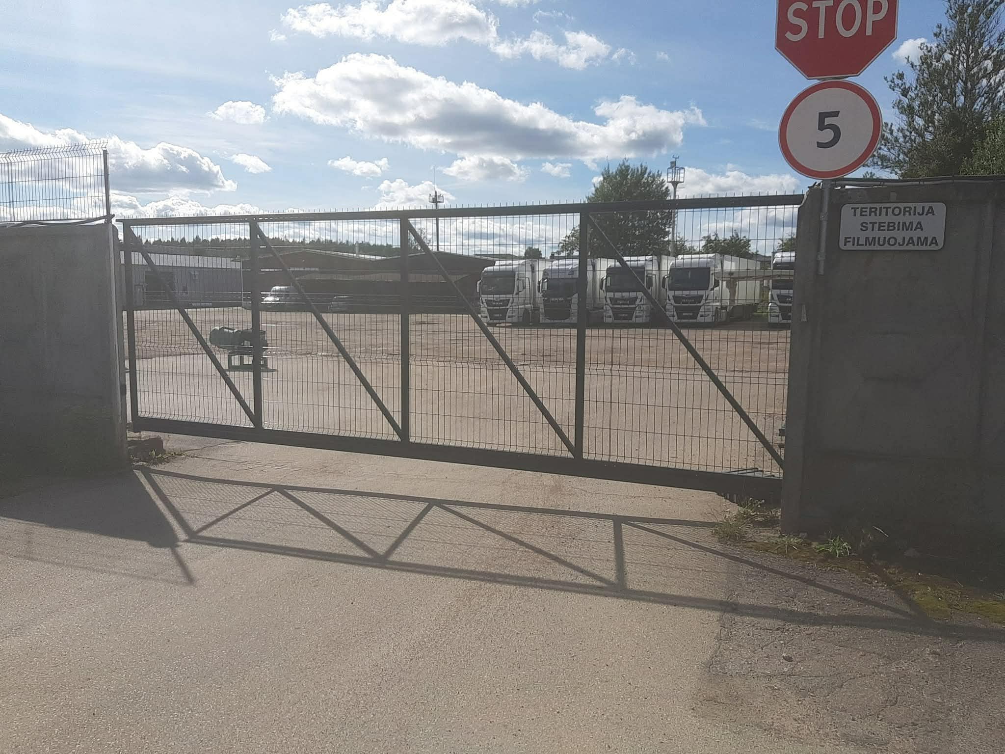 Konsoliniai slenkami vartai