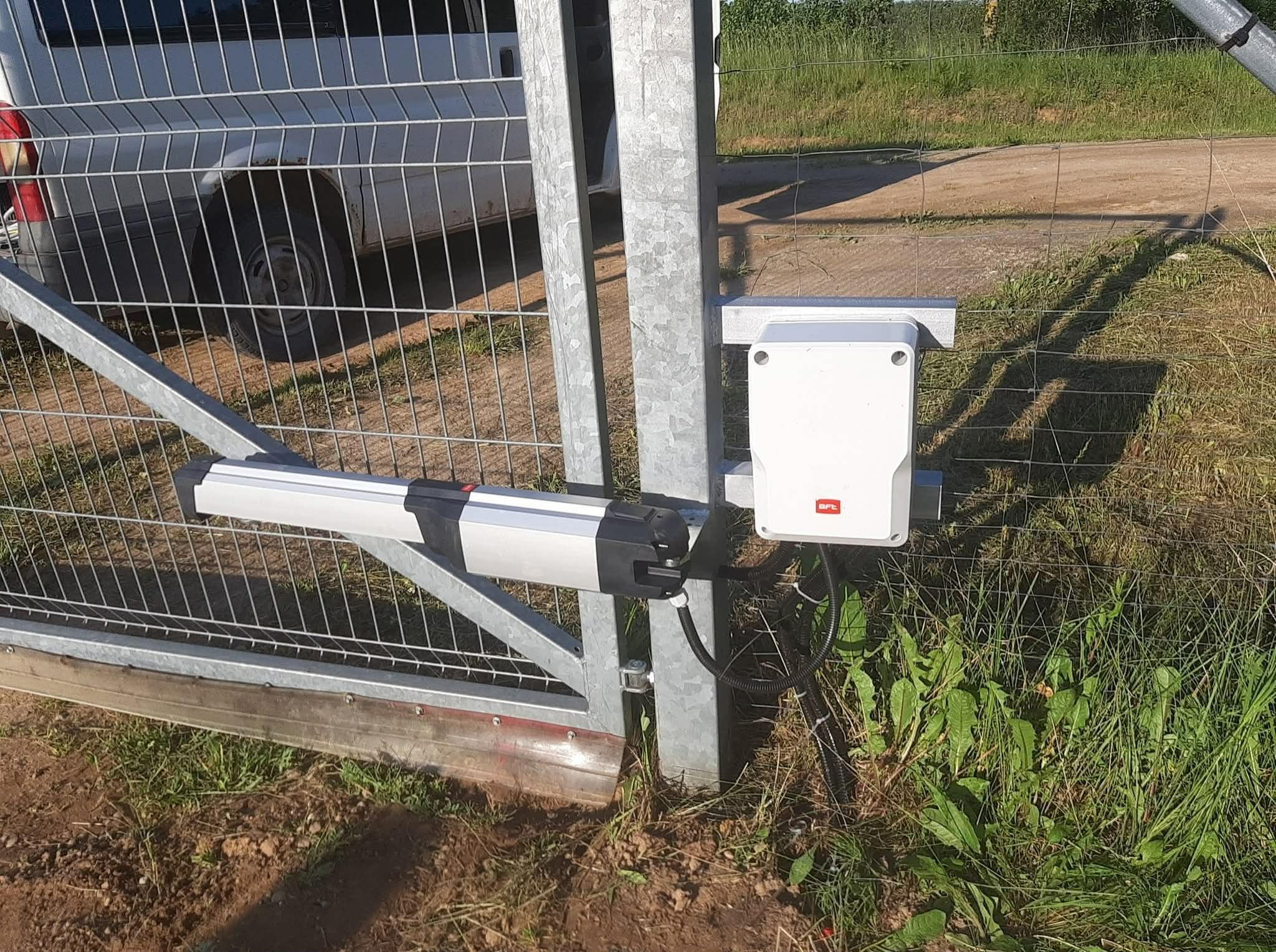 Atveriami vartai su automatika