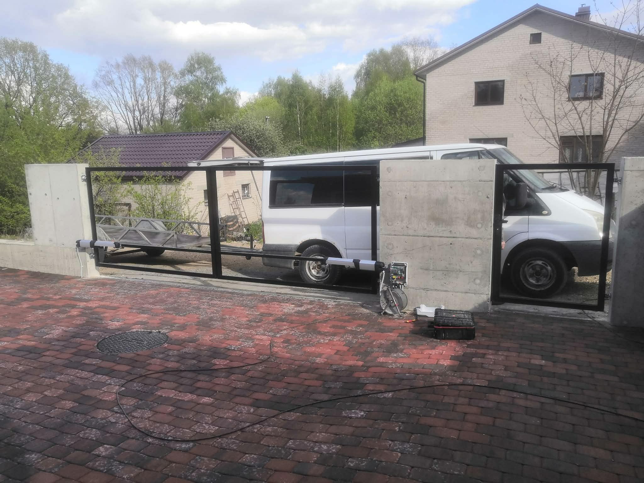 Atveriami vartai su automatika