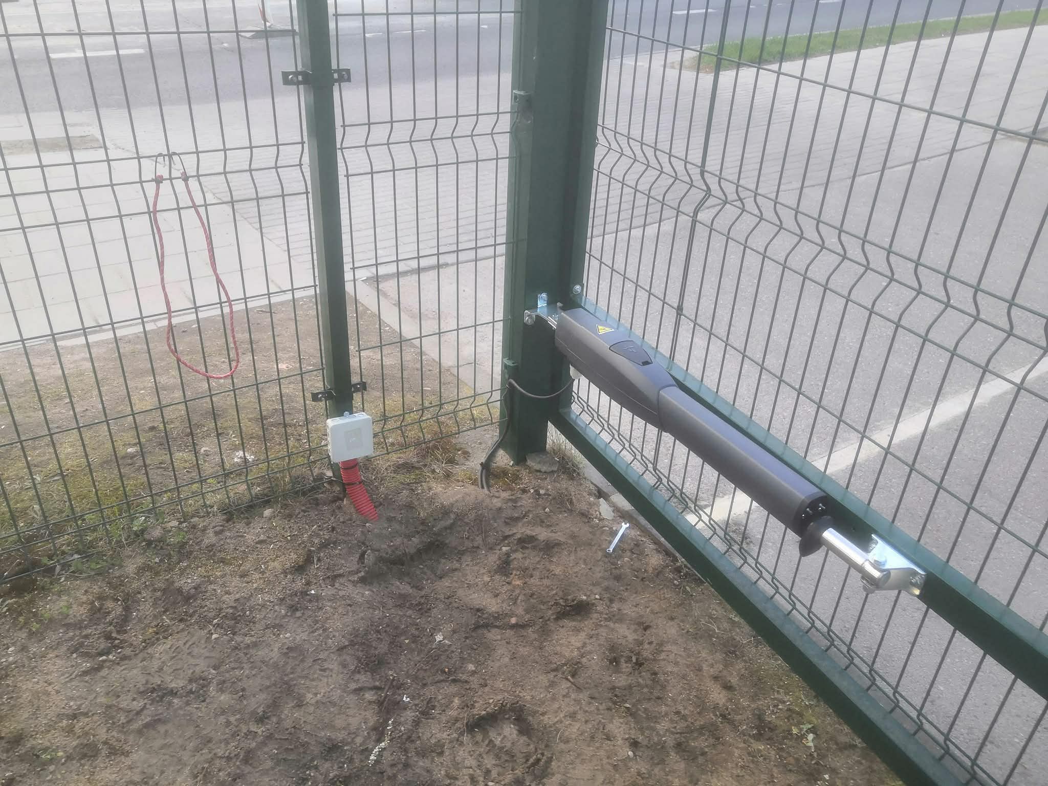 Atveriami vartai su automatika