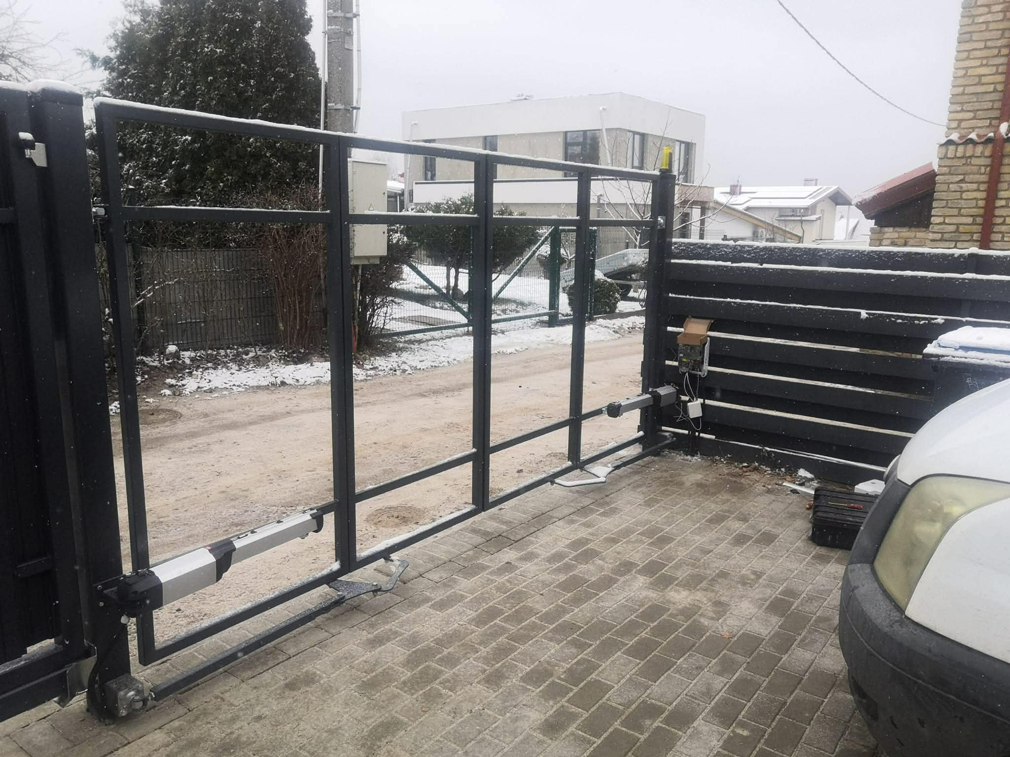 Atveriami vartai su automatika