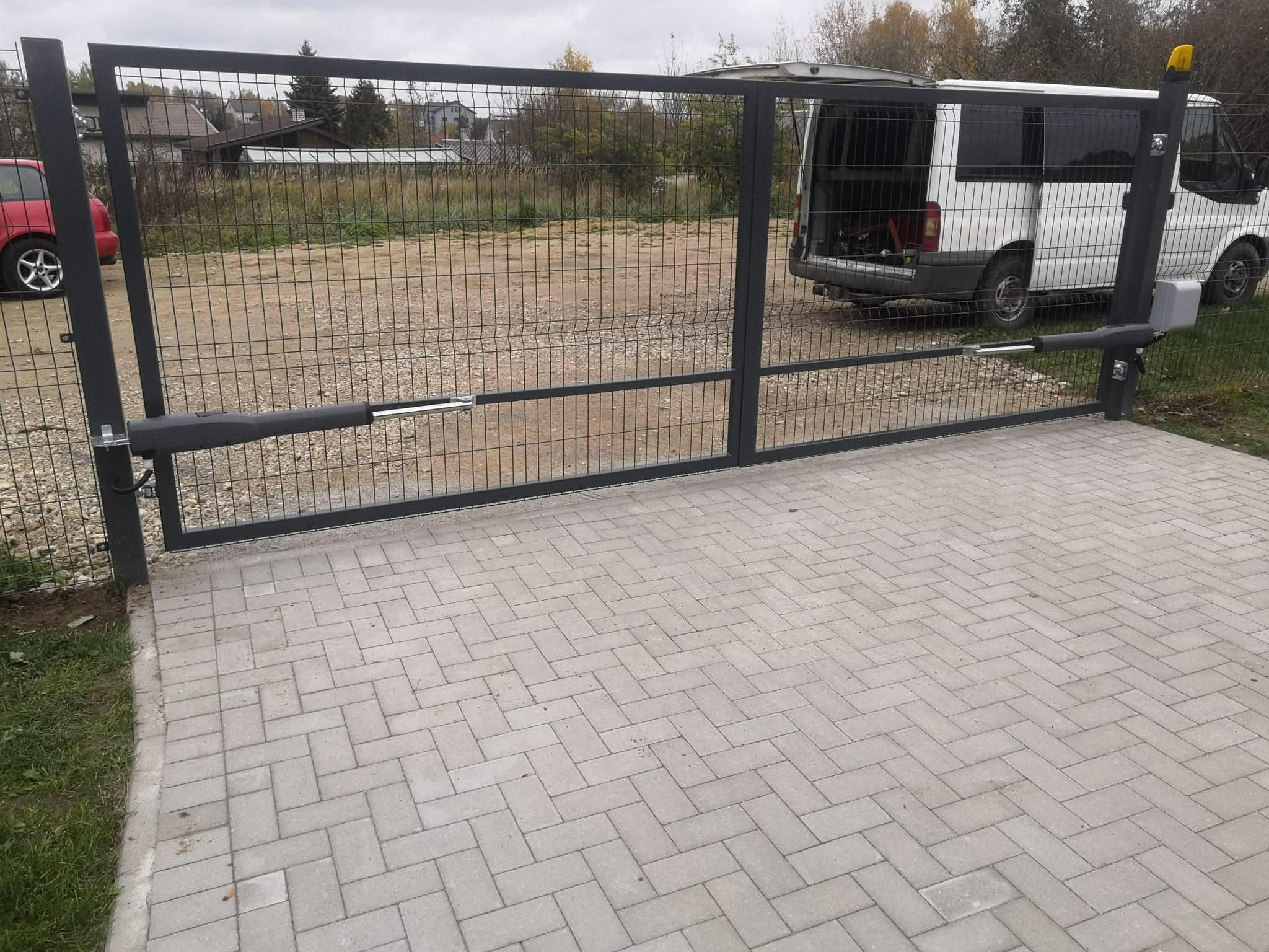 Atveriami vartai su automatika