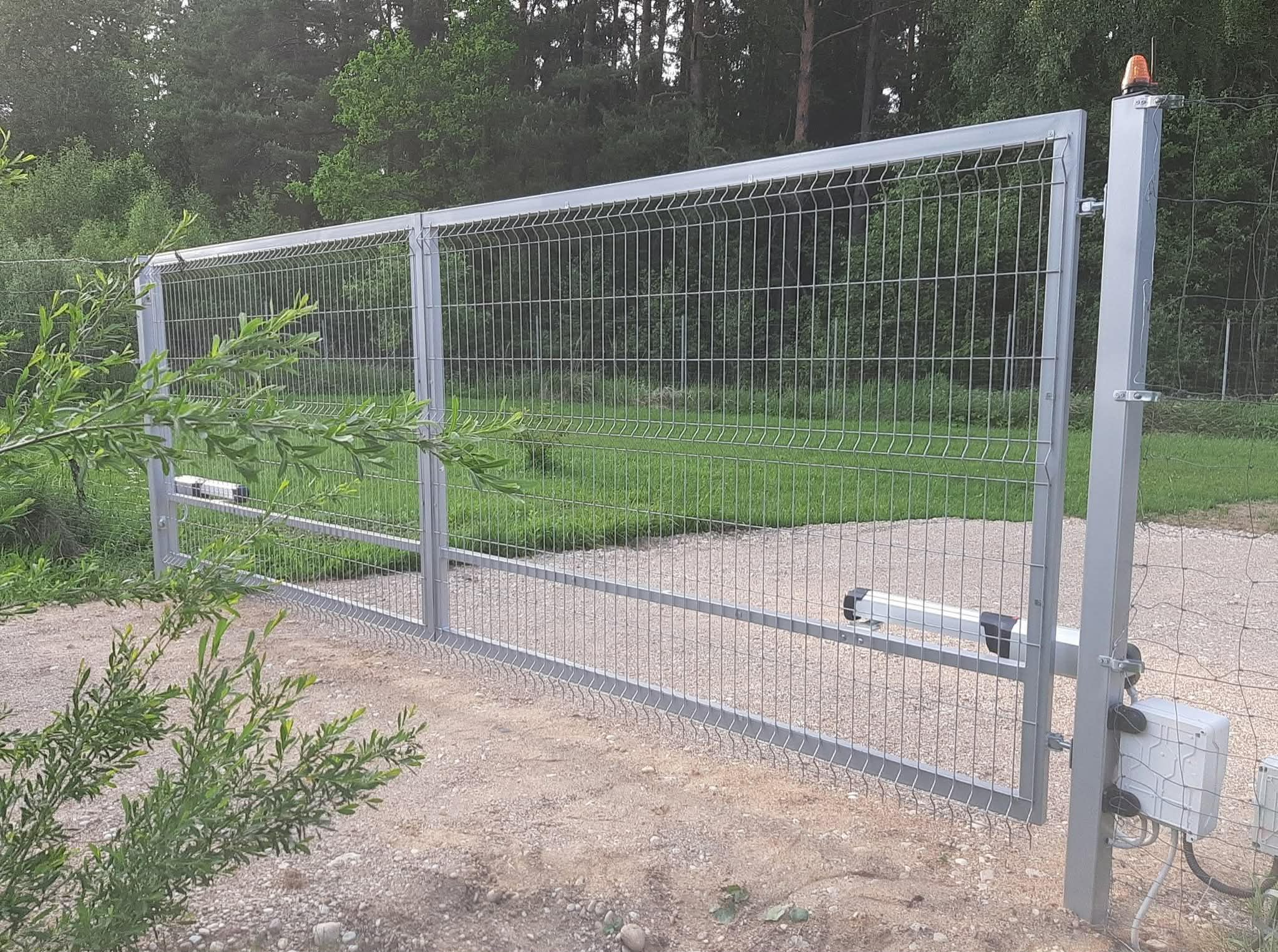 Atveriami vartai su automatika