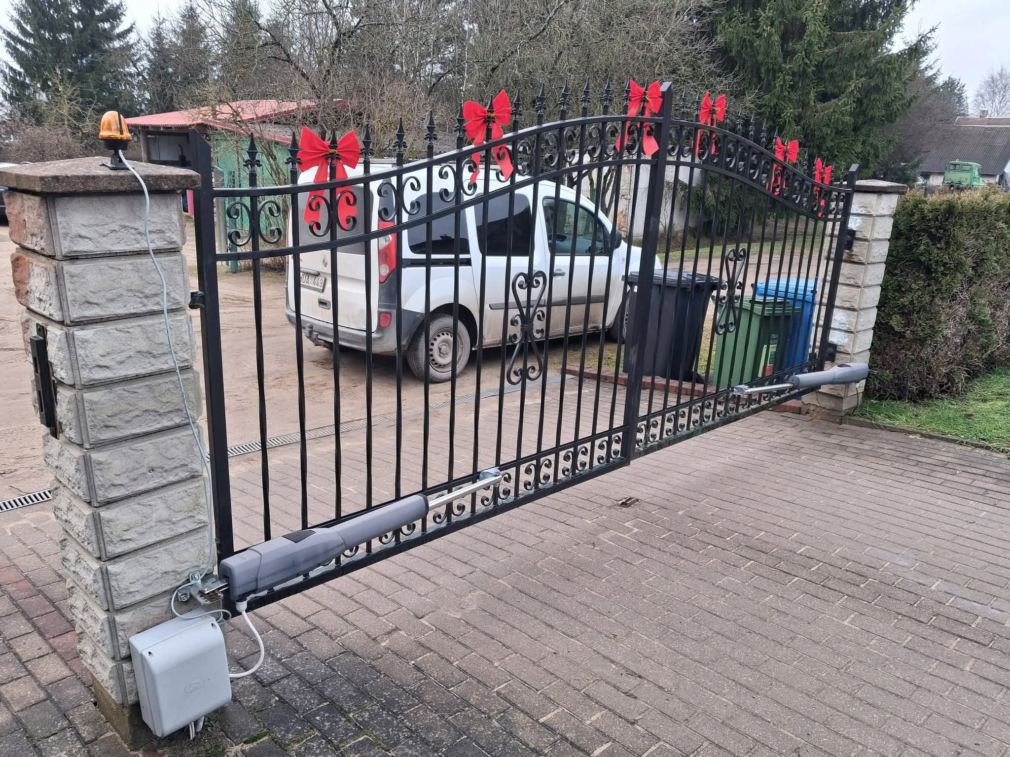 Atveriami vartai su automatika